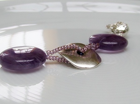 ketting in amethyst salie agaat in techniek van kruisende draden